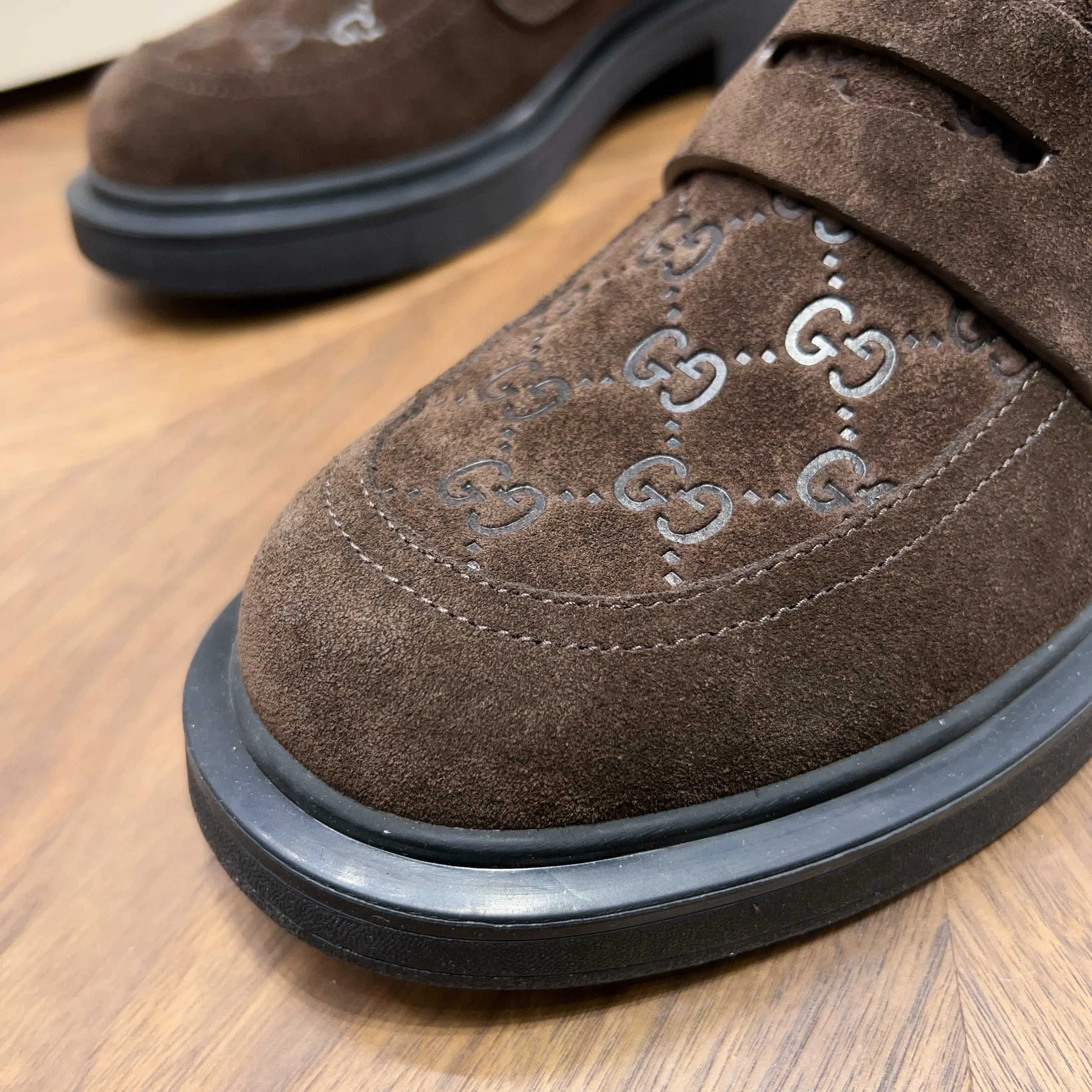 💰780 Gucci/Gucci new men’s lace-up shoes with GG details, matte cow leather derby shoes! The design of this men's lace-up shoe is rooted in the brand's heritage. Crafted from premium waxed cow leather, it is embellished with GG printed embossed suede leather details, a nod to Gucci's iconic monogram. The rubber sole decorated with GG pattern adds a touch of modern fashion to this design. Typical three-joint style design. European and American classic version, full calfskin lining. The overall upper texture is soft and the lining is comfortable and breathable. 2CM thickened soft rubber sole, easy to control. Versatile and stylish upper foot, multiple colors available to meet different matching needs, complete package! Size: 39-40-41-42-43-44 leather shoe size (38.45.46 can be customized)